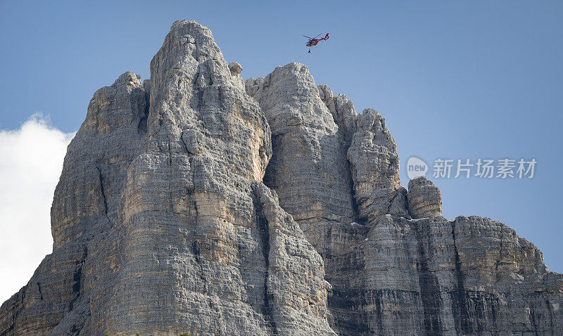 救援直升机在著名的Drei Zinnen, Tre Cime di Lavaredo, Dolomites，意大利